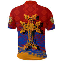 Rückansicht: rotes Polo mit goldenem Khachkar-Kreuz und blau-rot verlaufendem Muster