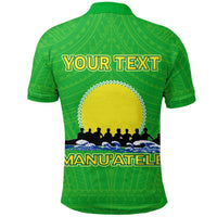 Grünes Polo-Shirt mit Rückprint „YOUR TEXT“ und „MANU'ATELE“