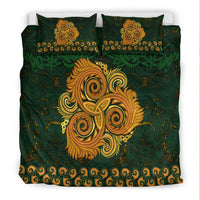 Grünes Bettwäsche-Set mit großem keltischem Dreifach-Spiral-Löwenkopf und Schlangenbordüre