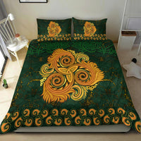 Grünes Bettwäsche-Set mit keltischem Dreifach-Spiral-Löwenkopf, zwei Kissen auf dem Bett