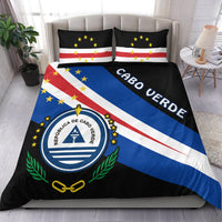 Conjunto de cama Cabo Verde, capa preta com faixa azul e branca e brasão