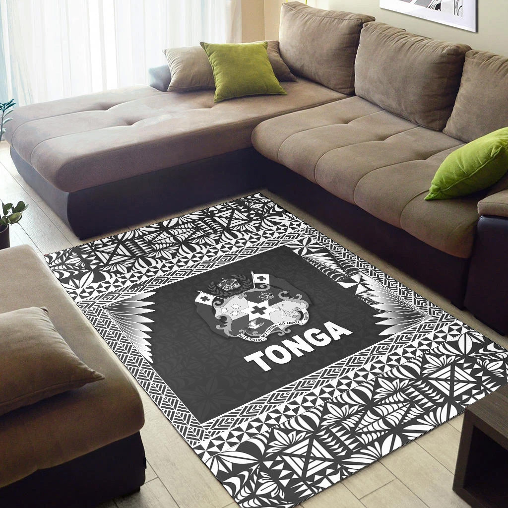 Black and white Tonga rug with large central crest, leaf and star-like geometry