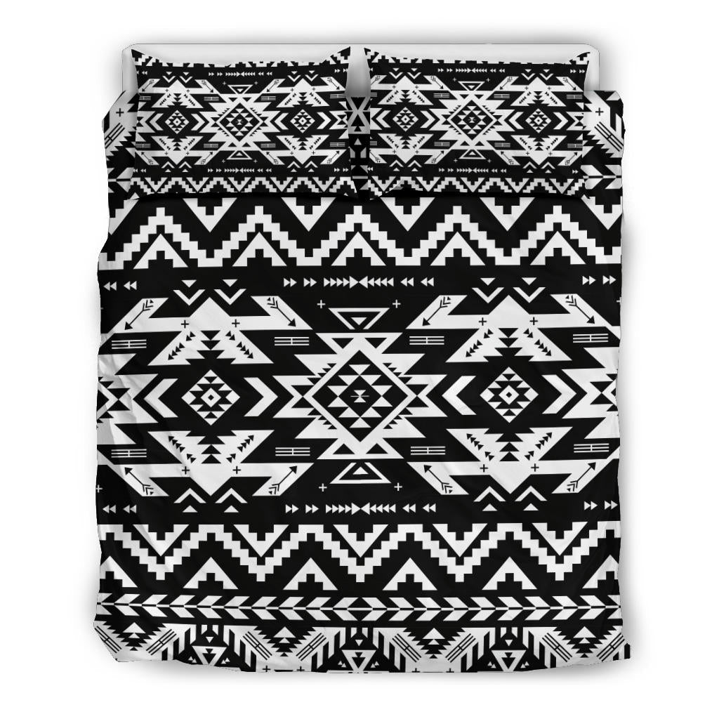 Bedding set with two matching pillowcases and black-and-white geometric pattern