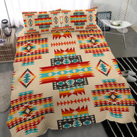Decke des cremefarbenen Bettwäsche-Sets mit mehrfarbigem Native-American Geometrie-Muster