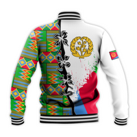 Rückansicht Baseballjacke weiß mit afrikanischem Blockmuster, goldenem Emblem, Flaggenpatch