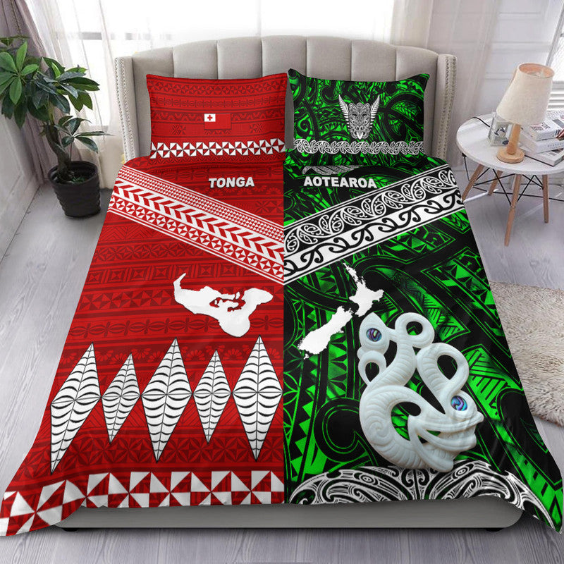 Green-and-red Polynesian bedding set with patterned quilt and two matching pillowcases
