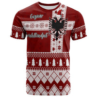 Rotes T‑Shirt mit Weihnachts-Adler-Design, Schneeflocken und Baum-Muster