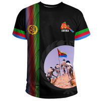 Schwarzes T‑Shirt mit Eritrea-Flaggenstreifen, Wappen und Brustmotiv