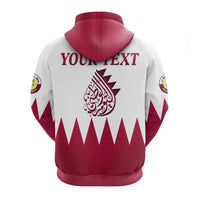 Rückansicht: Weißer Hoodie mit burgunder Kapuze, „Your Text“ und arabischem Wappen