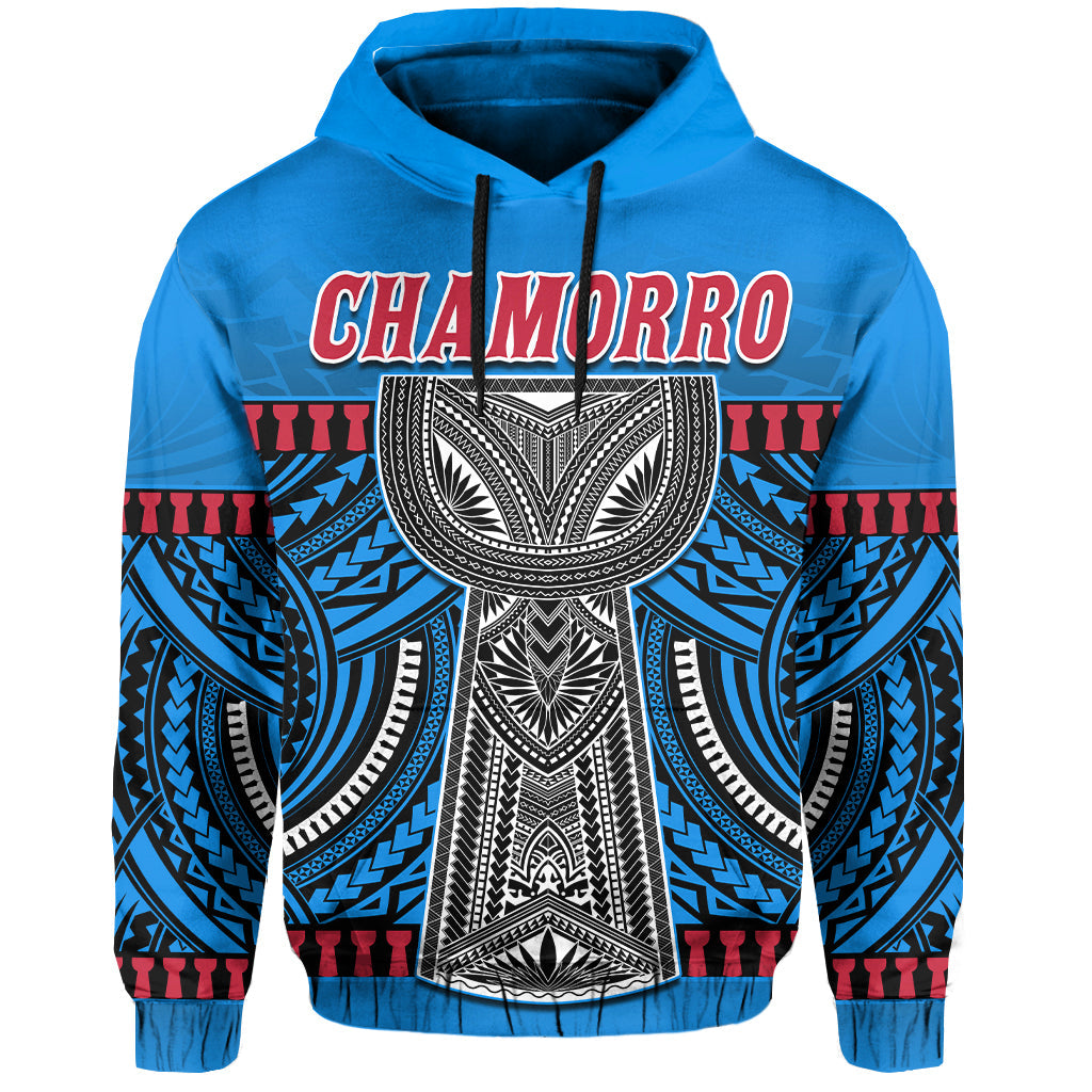 Azurblauer Hoodie mit Kapuze und Kordeln, 'CHAMORRO' über großem Ornamentelement.