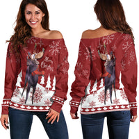 Roter Off-Shoulder-Pullover, Vorder- und Rückansicht mit Elch- und Baum-Print