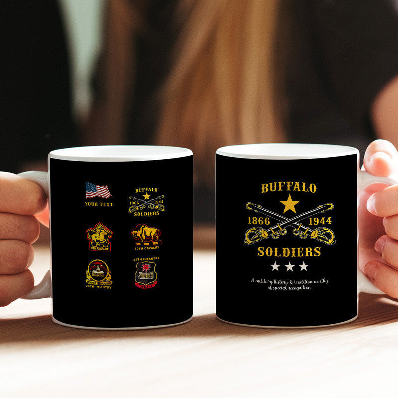Schwarze 11oz Tasse mit Gold „YOUR TEXT“ und Buffalo Soldiers Abzeichen, 1866–1944