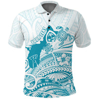 Polo color cerulean con estampado de tortuga azul y patrones hawaianos tipo mapache
