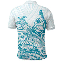 Polo cerulean con estampado trasero de tortuga y la palabra “Guam”