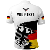 Rückansicht: Weißes Poloshirt mit kleinem Adler oben und „YOUR TEXT“ in Großbuchstaben