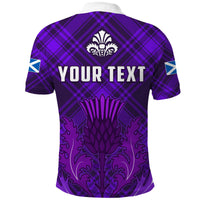 Schottisches Polohemd, Rückseite lila Karo; großes „YOUR TEXT“ und Thistle-Emblem