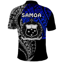 Polo con escudo Samoa y diseño geométrico azul y blanco sobre base negra