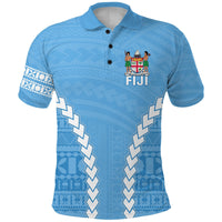 Blaues Poloshirt mit Knopfleiste, kurzem Arm und Fiji-Wappen vorn