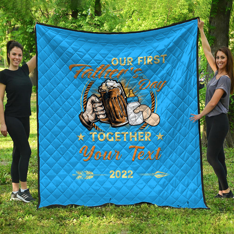 Blauer Premium-Quilt mit Steppmuster und „Our First Father’s Day Together“