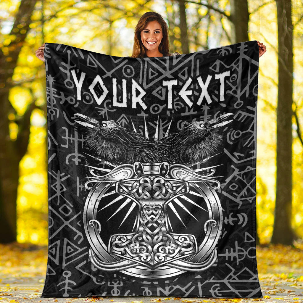 Schwarze Viking-Decke mit Runenmuster und silbernem Mjolnir, zwei Raben