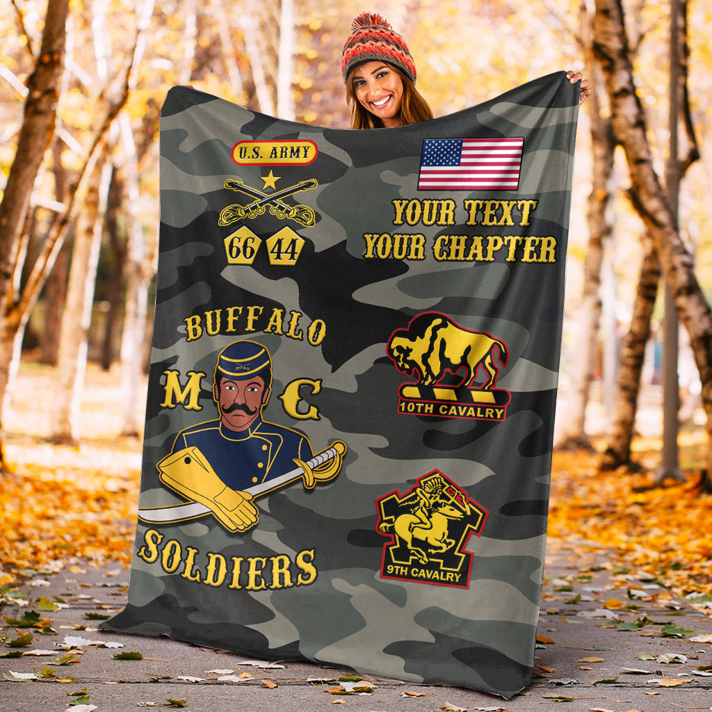 Camouflage-Decke „Buffalo Soldiers“ mit U.S. Army Emblemen, „Your Text“ & „Your Chapter“