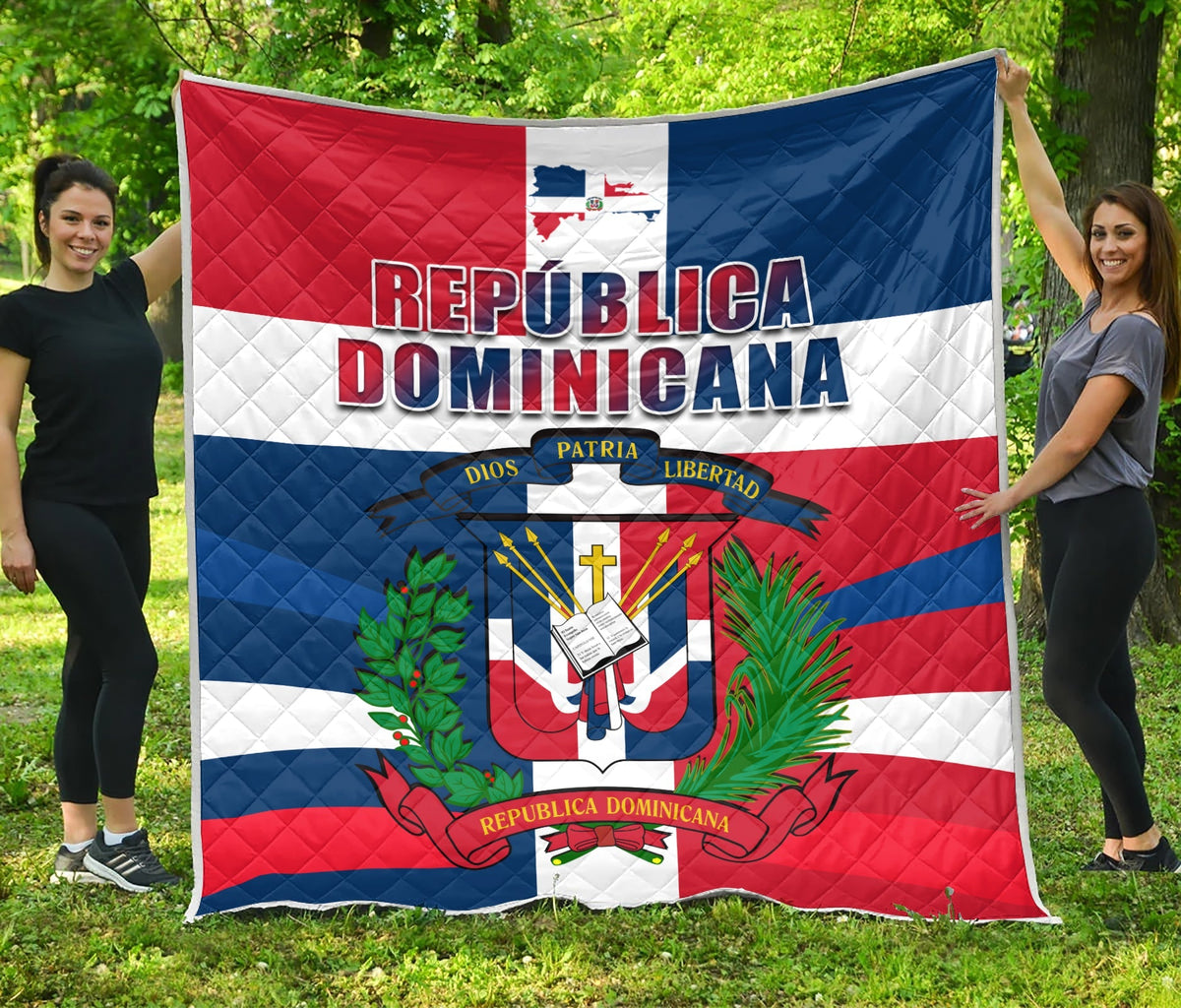 Dominican Republic quilt showing red, blue, white flag with crest and REPÚBLICA DOMINICANA