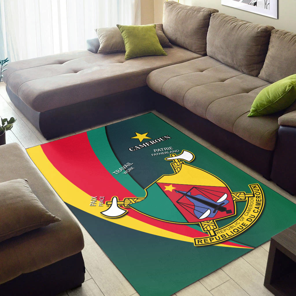 Cameroon Area Rug in Grün mit zentralem Wappen, gelben Konturen und roten Streifen