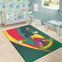 Cameroon Area Rug: grüner Teppich mit Wappenmotiv und kräftigen gelb-roten Flaggenstreifen