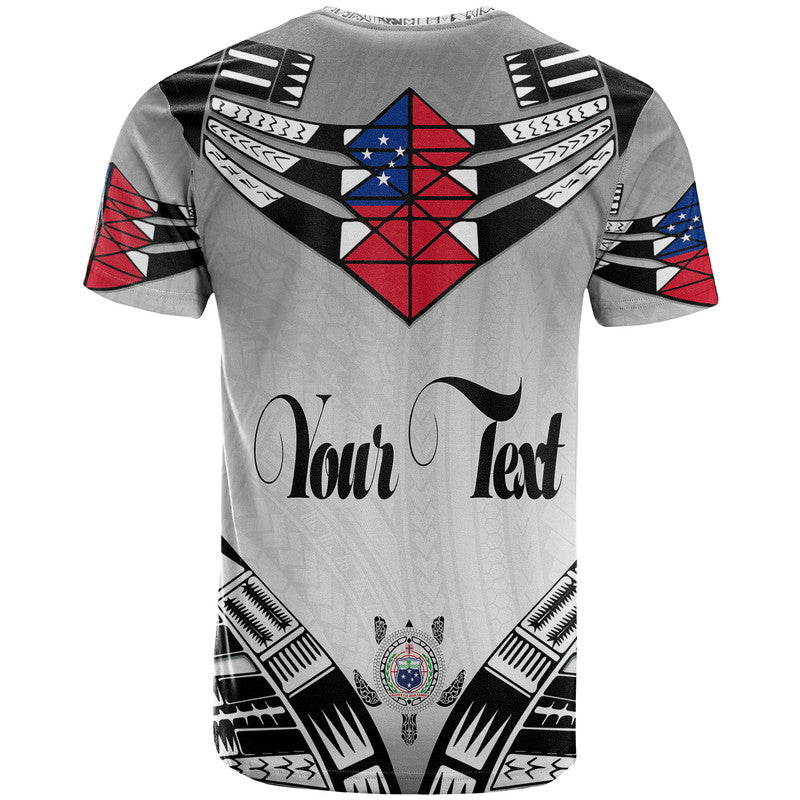 Graues T-Shirt, Rückansicht mit „Your Text“-Schriftzug und Zentauren-Emblem unten