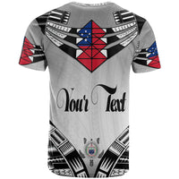 Graues T-Shirt, Rückansicht mit „Your Text“-Schriftzug und Zentauren-Emblem unten