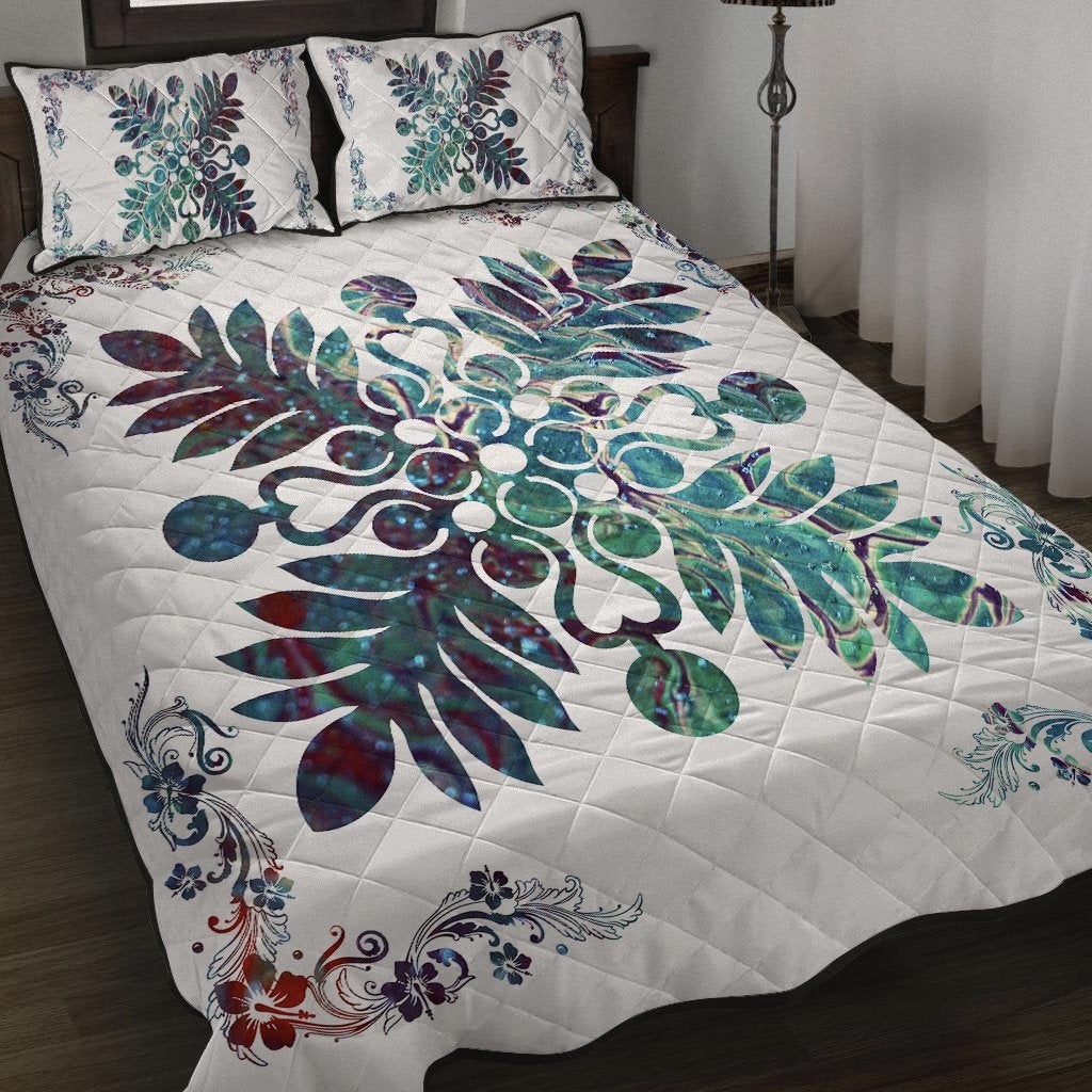 Shell white quilt bed set with blue-green hibiscus plant floral, two matching pillows