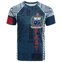 Camiseta azul con patrón tapa samoano, emblema y letras verticales FAST