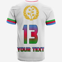 Weißes T-Shirt mit Eritrea-Wappen oben und großen 13-Ziffern, Rückseite mit Text