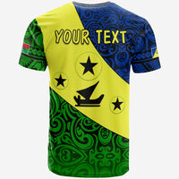 Gelbes T‑Shirt mit Rückendruck „YOUR TEXT“, Stern-Icons und blau-grünem Tribal-Muster.