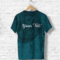 Polynesian Day T‑Shirt blau-grün, Rückseite mit „Your Text“ und Tribal-Muster