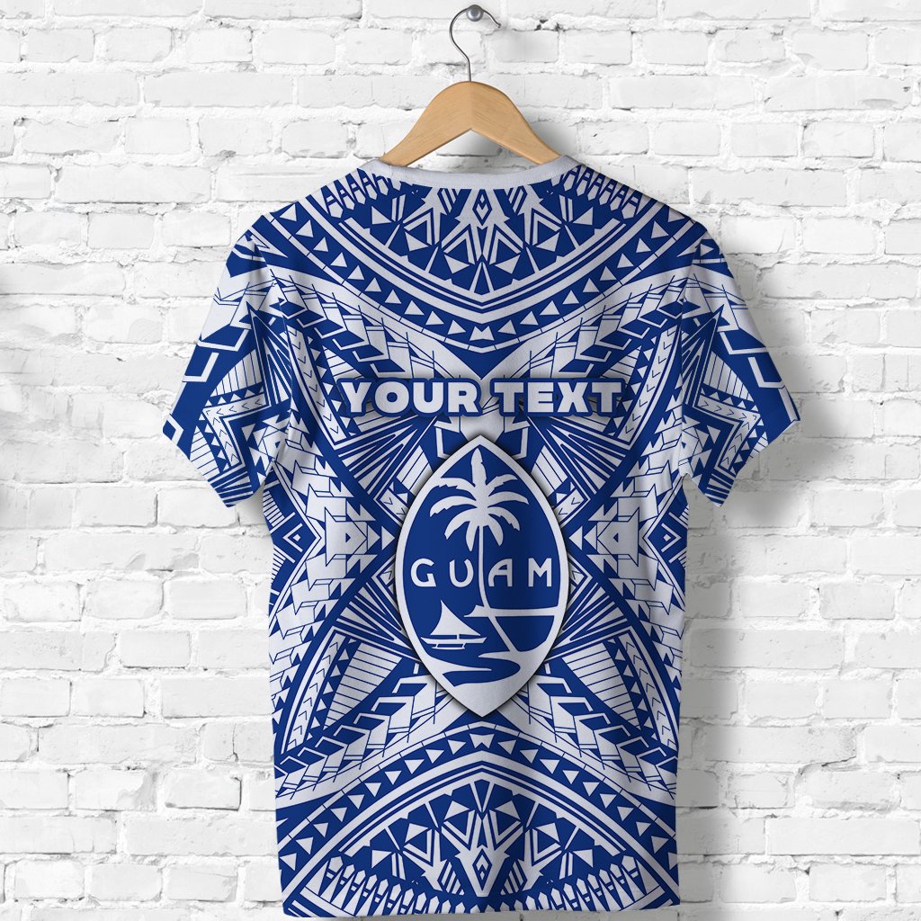 Blaues T-Shirt mit Rückendruck: GUAM-Emblem, polynesische Muster und Ihr Text