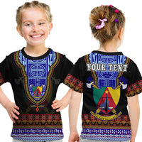 Kinder-T-shirt, schwarzes Atoghu-Pattern; vorn Wappen, hinten „YOUR TEXT“