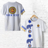 Weißes T-Shirt: Rückendruck „YOUR TEXT“, Löwen-Siegel, Elefantenmuster an den Ärmeln