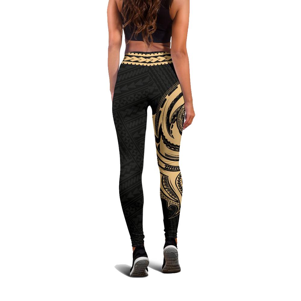 Schmale Leggings schwarz mit goldenem Längsmotiv und Tribal-Textur