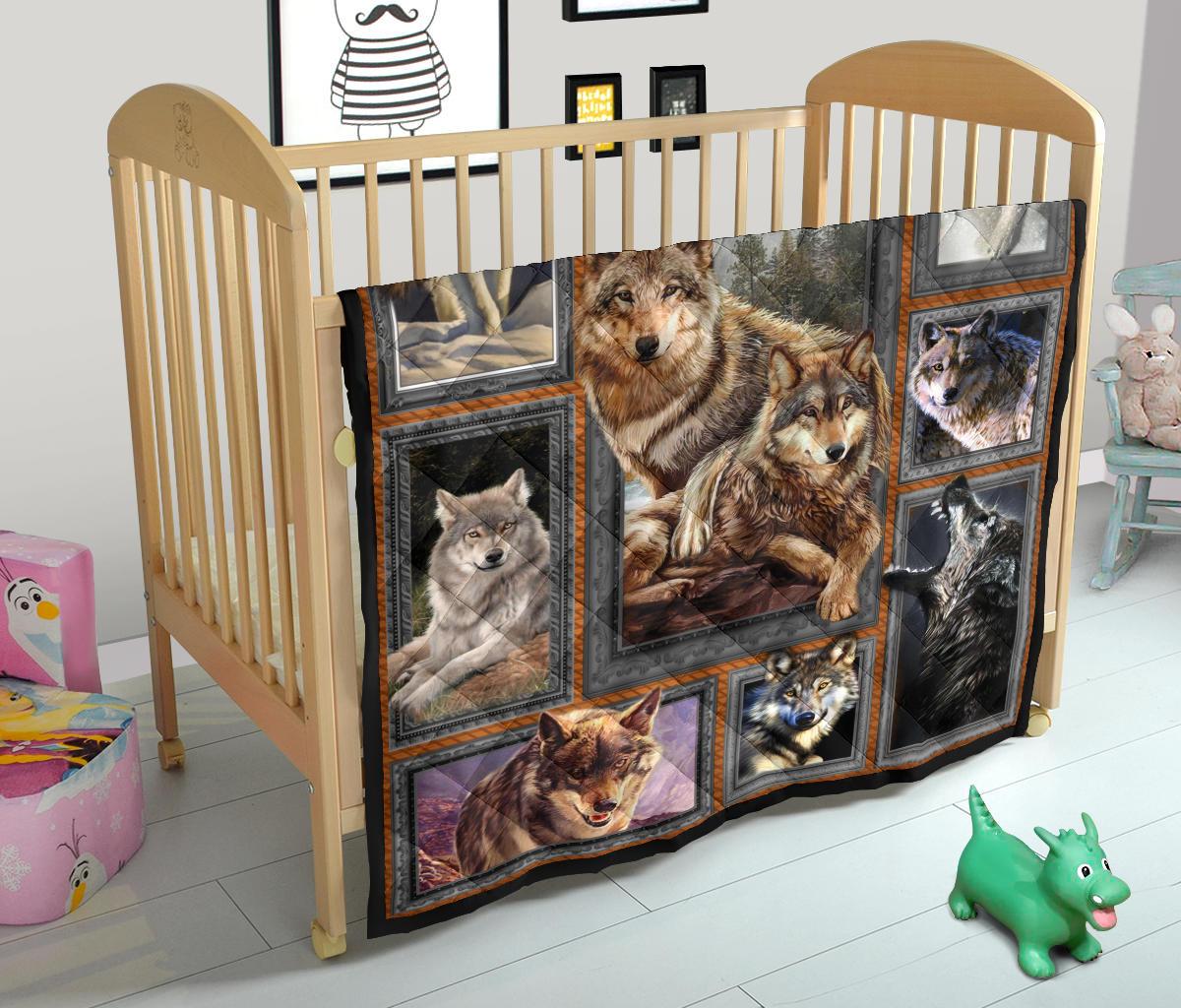 Wolf quilt featuring large wolf faces in patchwork squares with dark border