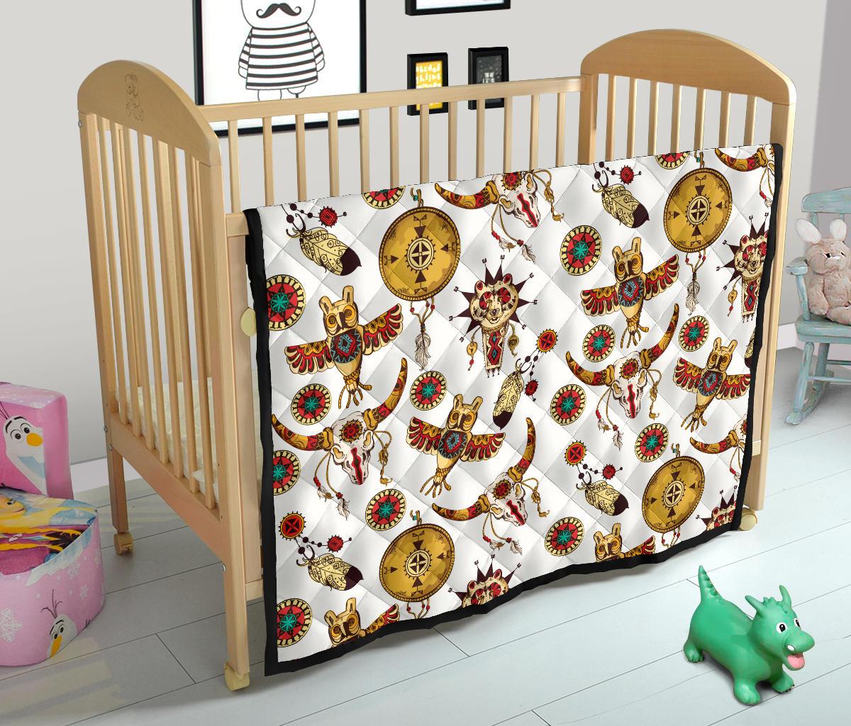 Premium Quilt fürs Kinderbett: weiß mit multicolor Totem- und Tiermotiven, dunkler Saum.