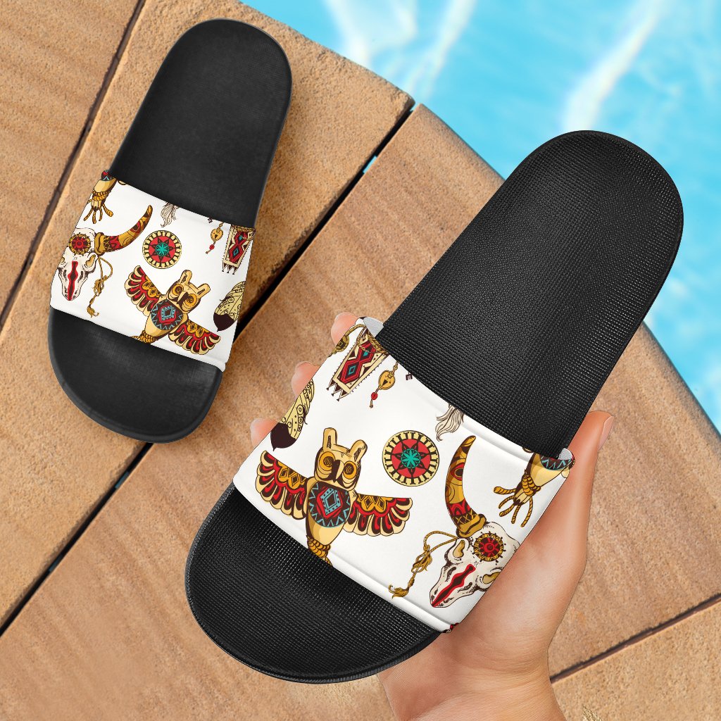 Badelatschen: schwarze Slides mit weißem Tribal-Print und goldenen Motiven