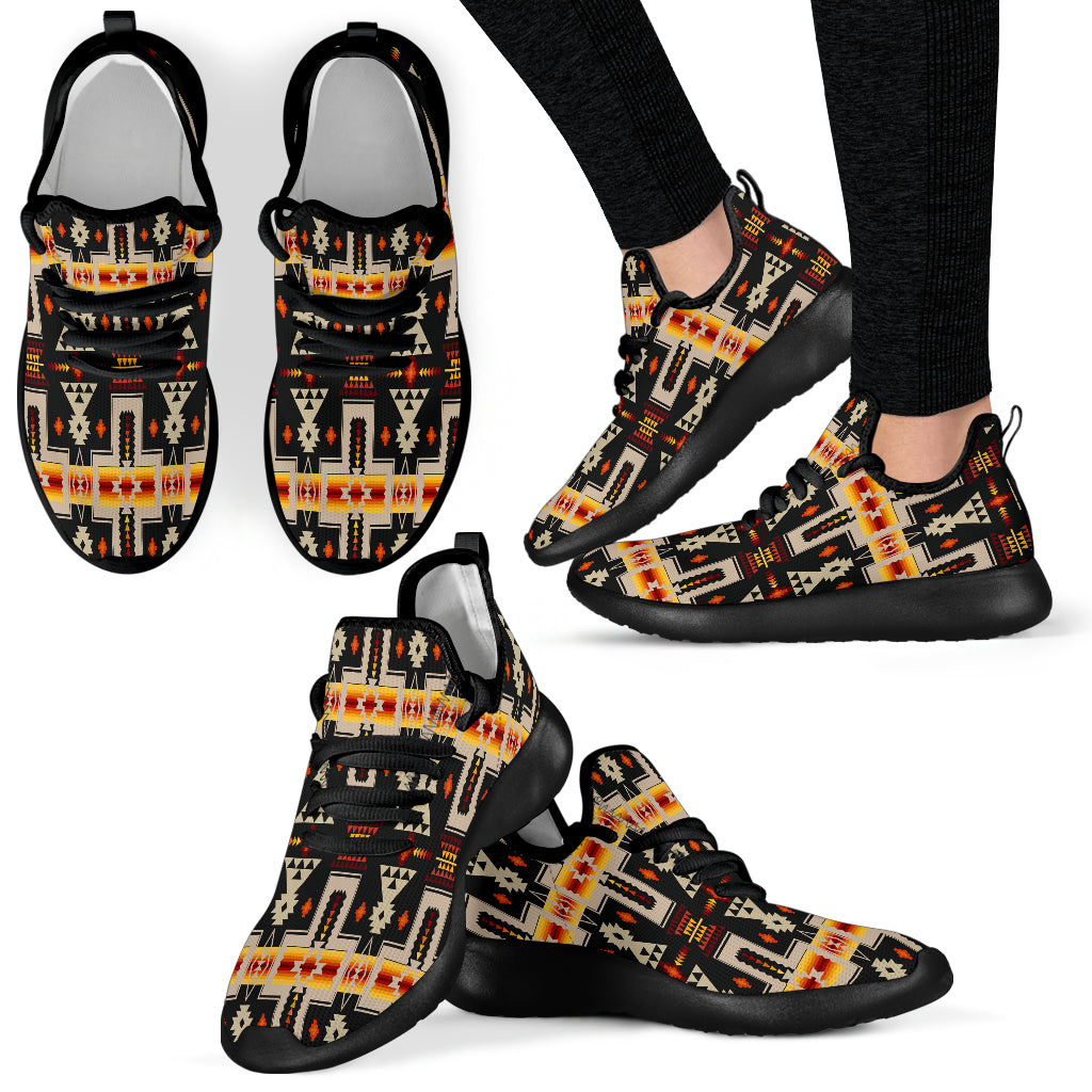 Schwarze Mesh-Sneaker mit Native-Muster, schwarze Sohle und Schnürung