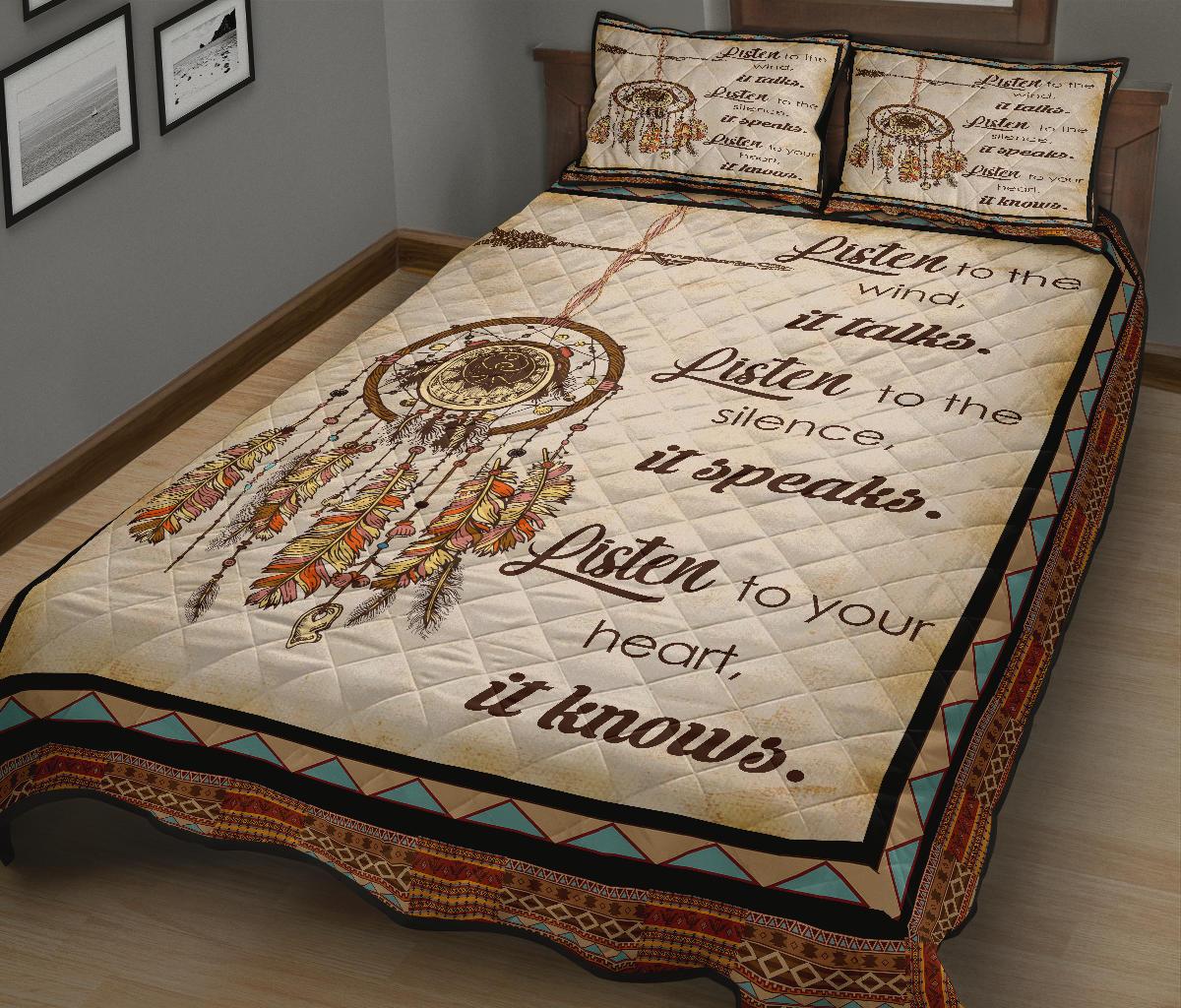 Quilt bed set featuring a large dreamcatcher circle with feather design and border trim