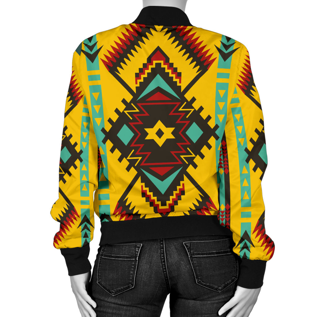 Rückseite der Bomberjacke mit gelbem, mehrfarbigem Ornament-Muster und schwarzem Bündchen