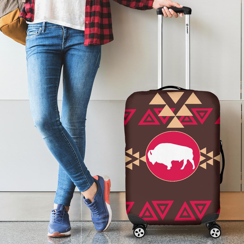 Braune Rollkoffer-Hülle mit Bison-Symbol im Pink-Kreis und geometrischen Tribal-Dreiecken