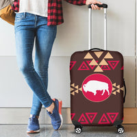 Braune Rollkoffer-Hülle mit Bison-Symbol im Pink-Kreis und geometrischen Tribal-Dreiecken