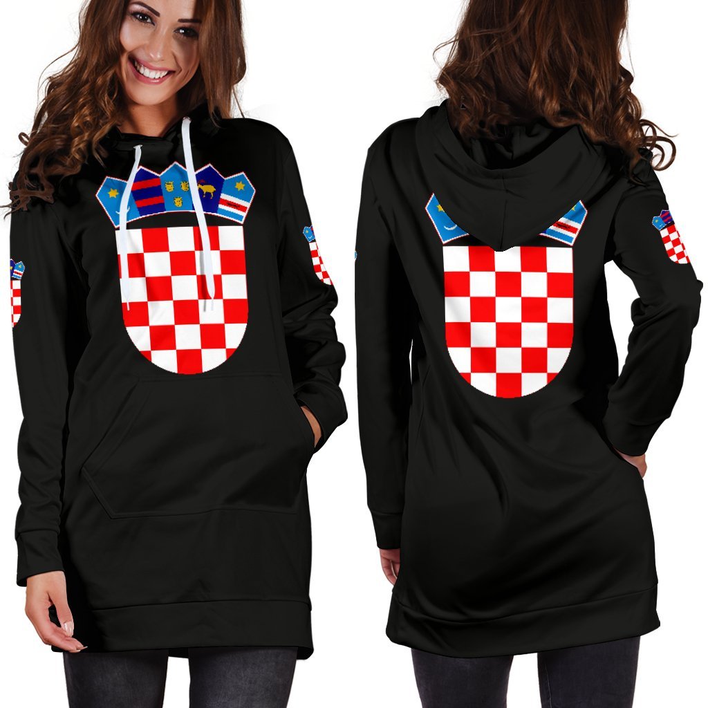 Vestido sudadera negro con capucha, estampado escudo rojo y blanco y mangas largas