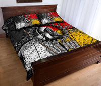 Quiltdecke mit Native-Muster, große Feder- und Pfeilgrafik in Schwarz, Rot und Gelb