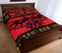Red quilt bed set with eagle motif and gold zigzag band along the border
